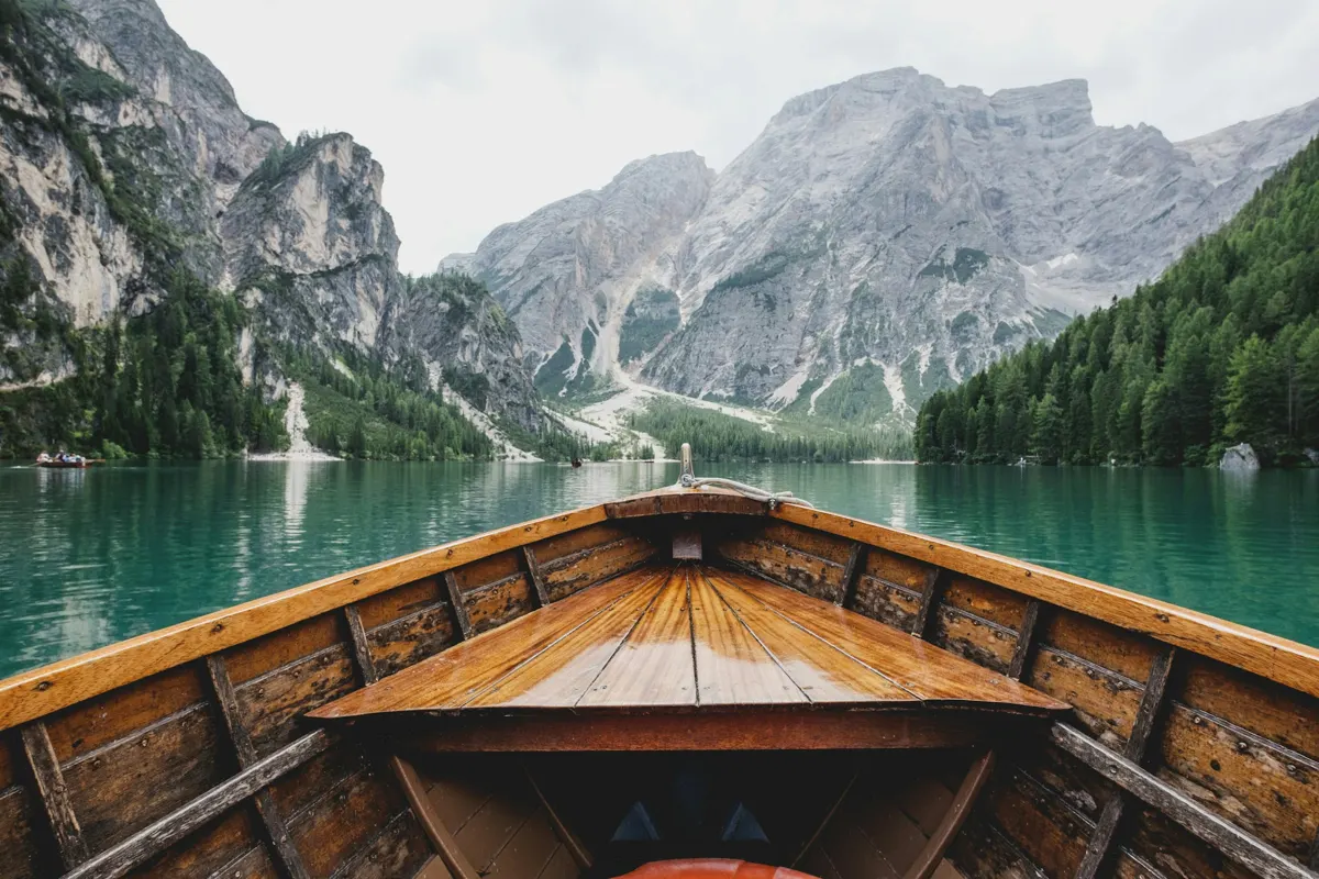 Proue d'une barque en bois sur un lac de montagne