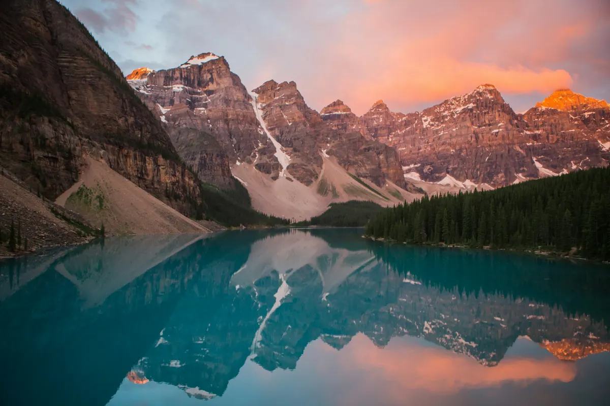 Lac de montagne reflétant des sommets au coucher du soleil
