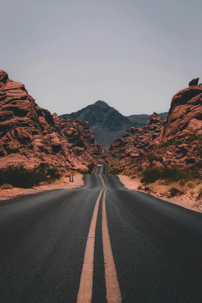 Route droite traversant un canyon